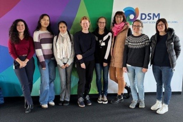 Gruppe von Frauen vor farbenfroher Wand