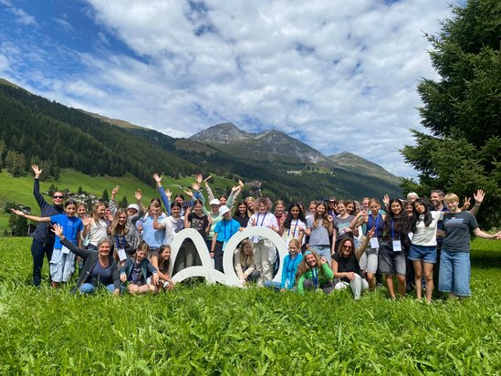 Gruppenfoto vom Swiss TecLadies Camp in alpiner Landschaft