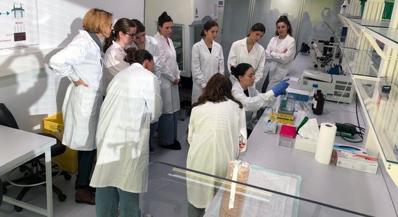 Swiss TecLadies dans le laboratoire lors de la réalisation d'une expérience